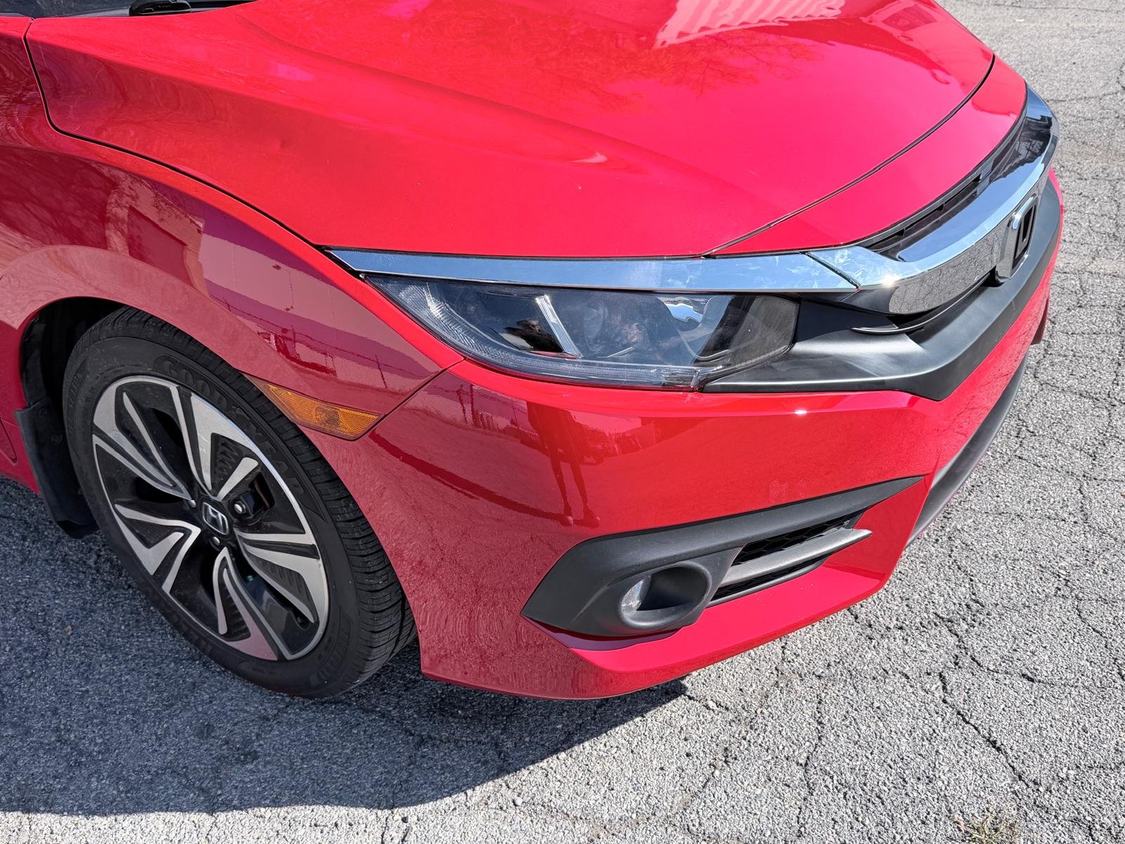 Carro rojo reparado, con el frente terminado